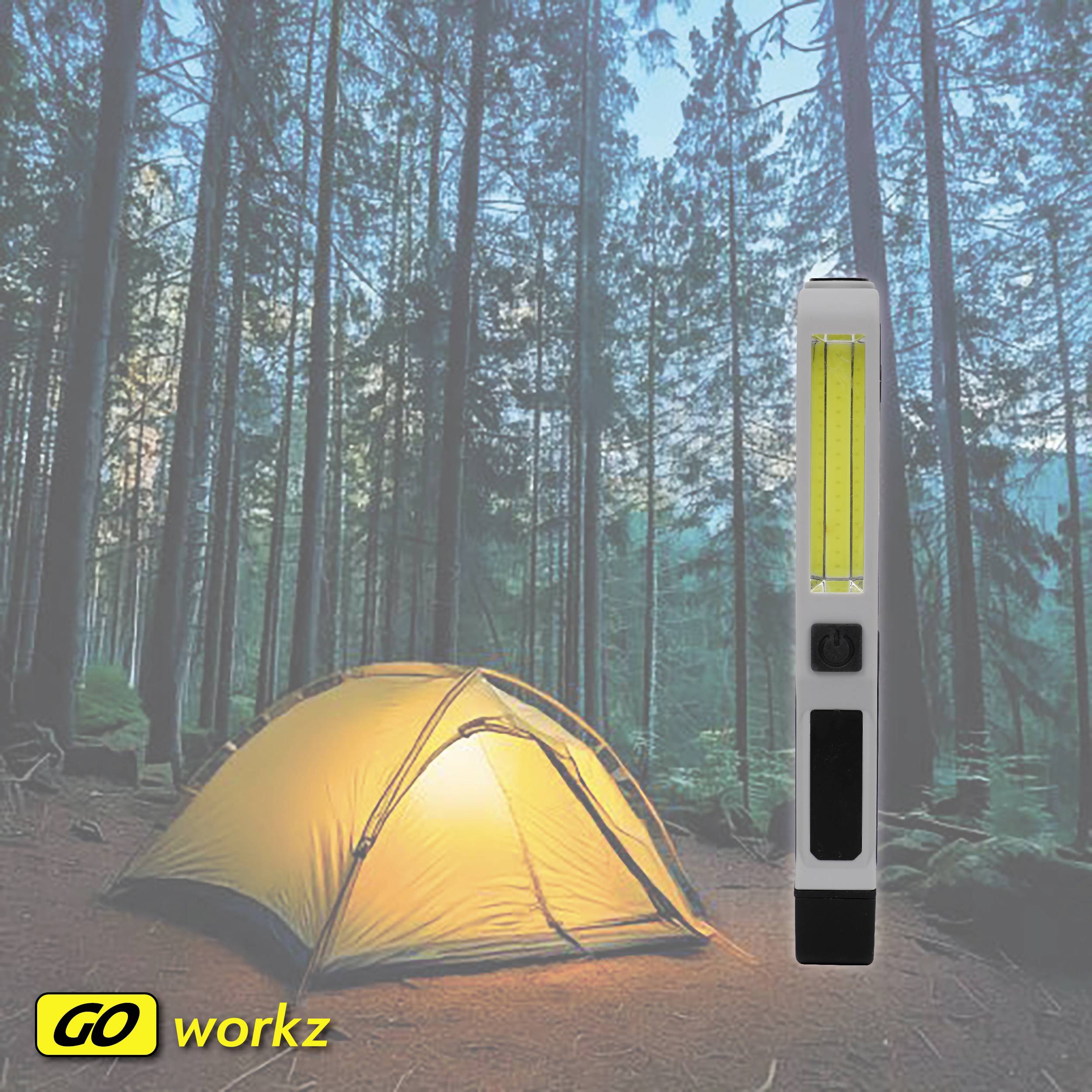 Zelt im Wald bei Dämmerung, erleuchtet von innen. Rechts davon eine tragbare LED-Leuchte. Text 'GO workz' unten links.