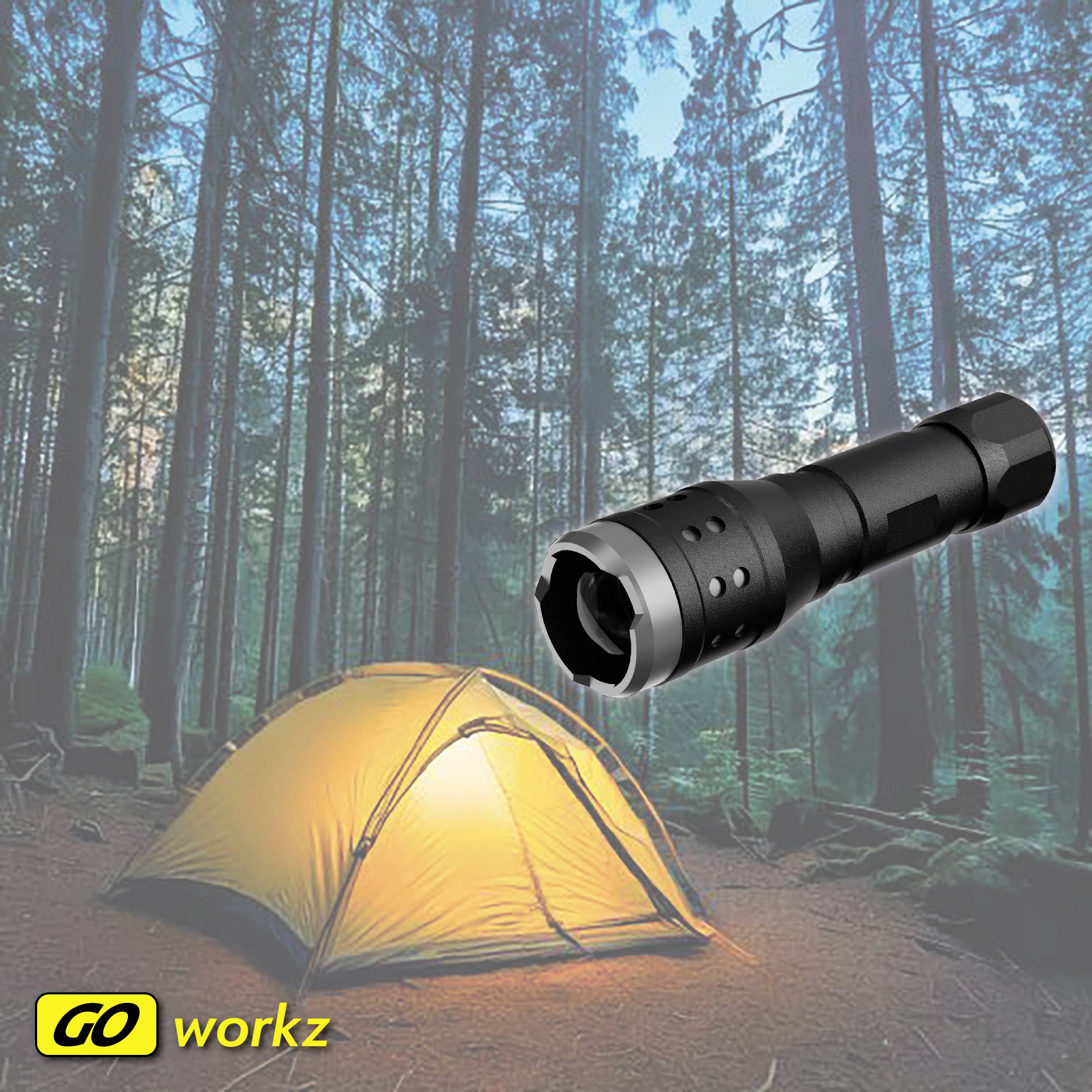 Zelt im Wald bei Nacht mit leuchtender Taschenlampe im Vordergrund, suggeriert Camping-Abenteuer und Beleuchtungslösung.