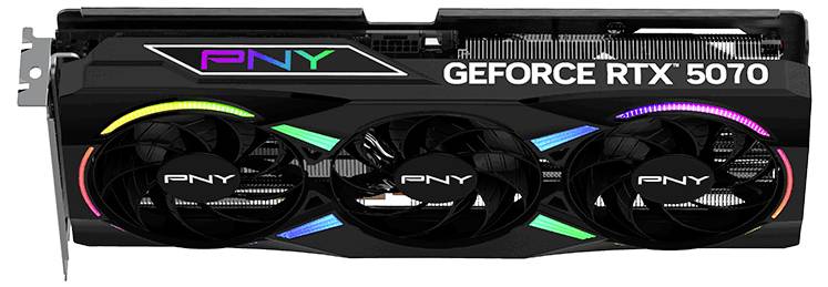 Eine PNY GeForce RTX 5070 Grafikkarte mit drei Lüftern und mehrfarbiger Beleuchtung.