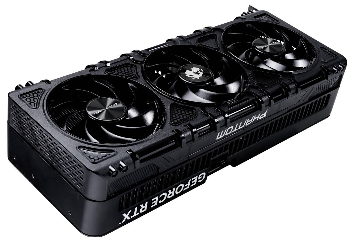 Eine schwarze, leistungsstarke Grafikkarte mit drei Lüftern. Aufschrift 'GEFORCE RTX Phantom'.用于高端游戏电脑.