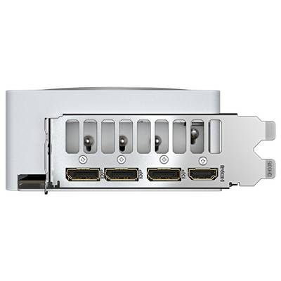 Rückansicht eines Computergehäuses mit vier HDMI-Anschlüssen, sichtbar an einer Metallplatte. Bestimmt für erweiterbare Grafikkarten.