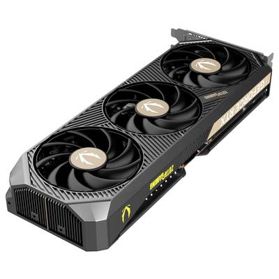 Grafikkarte von Zotac mit drei Lüftern, Modellbezeichnung 'GeForce RTX', schwarz mit goldenen Akzenten.