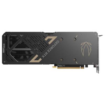 'Rückseite einer GeForce RTX-Grafikkarte mit Lüftungsschlitzen und geometrischem Muster. Markenname und Logo sichtbar.'