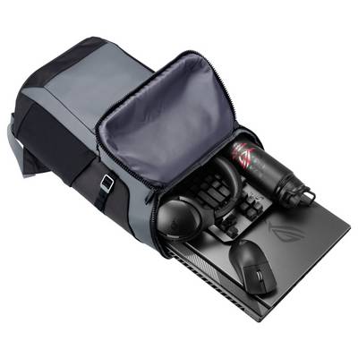 Ein geöffneter Rucksack mit Laptop, Maus, Tastatur und Wasserflasche im Inneren, geeignet für Gaming-Zubehör.