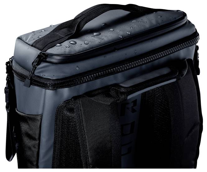 Eine schwarze, wasserdichte Tasche mit Trägern, die Wassertropfen auf der Oberseite zeigt. Sie hat einen stabilen Griff oben.