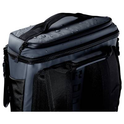 Eine schwarze, wasserdichte Tasche mit Trägern, die Wassertropfen auf der Oberseite zeigt. Sie hat einen stabilen Griff oben.