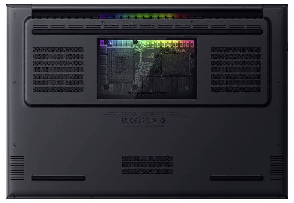 Die Rückseite eines Laptops mit durchsichtiger Abdeckung zeigt die interne Hardware und bunte Beleuchtung.