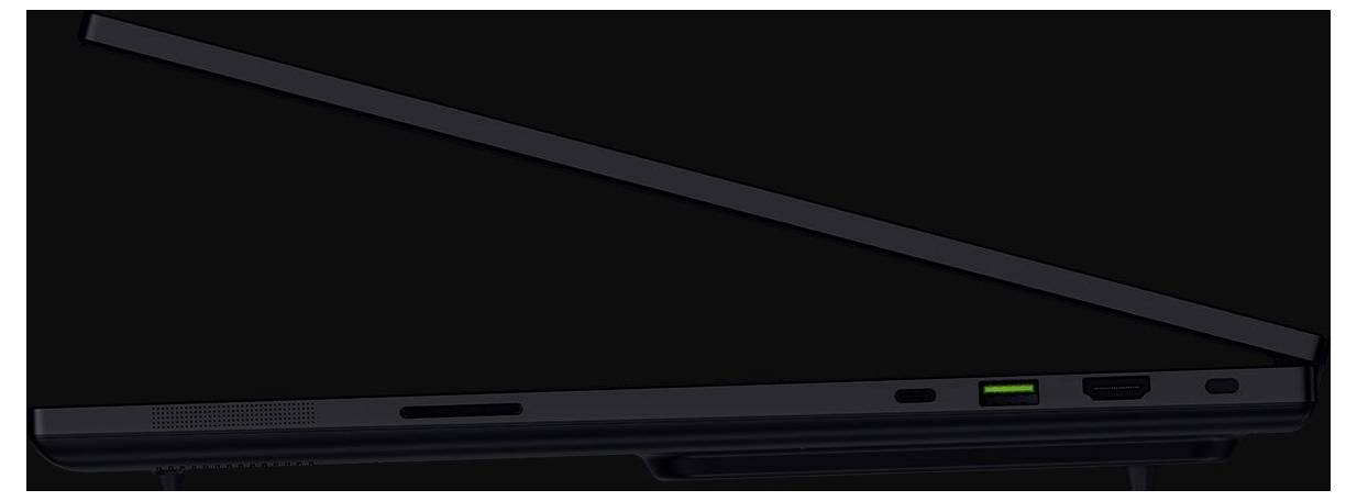 Ein Laptop im Dunkeln zeigt die Anschlüsse an der Seite, darunter USB- und HDMI-Ports. Der Bildschirm ist teilweise geschlossen.