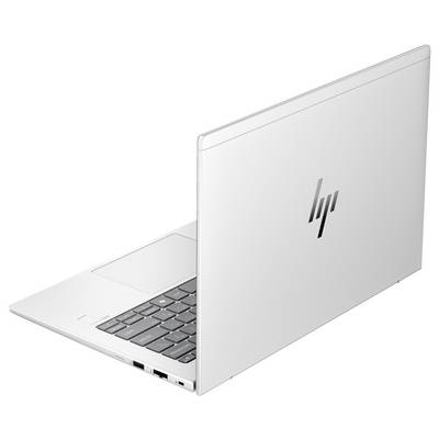 Silberner Laptop mit HP-Logo auf dem Deckel, teilweise geöffnet. Zeigt Tastatur und Anschlüsse an der Seite.