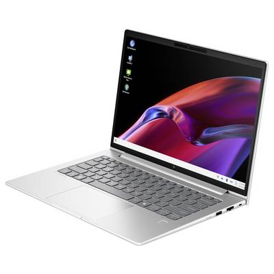 Ein moderner Laptop mit offenem Bildschirm, der eine abstrakte rote und violette Hintergrundgrafik anzeigt, steht aufrecht auf einem Tisch.