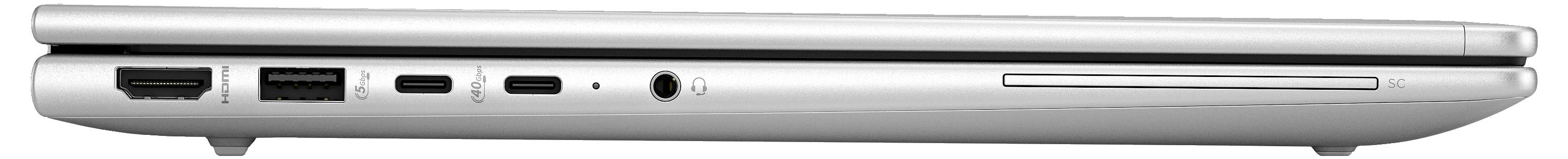 Seitenansicht eines geschlossenen Laptops mit mehreren Anschlüssen, darunter USB-, Kopfhörer- und Speicherkartensteckplatz.