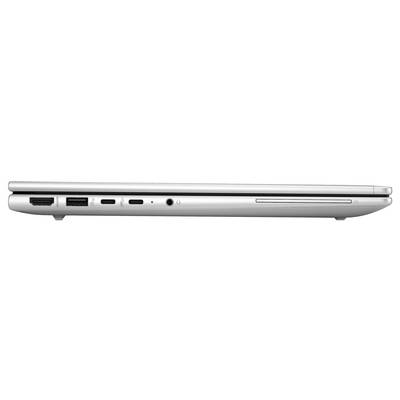 Seitenansicht eines geschlossenen Laptops mit mehreren Anschlüssen, darunter USB-, Kopfhörer- und Speicherkartensteckplatz.