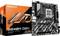 Hauptplatine von Gigabyte, Modell B840M D2H, neben der Verpackung. Verpackung mit orangem und schwarzem Design. Unterstützt AMD Ryzen CPUs.