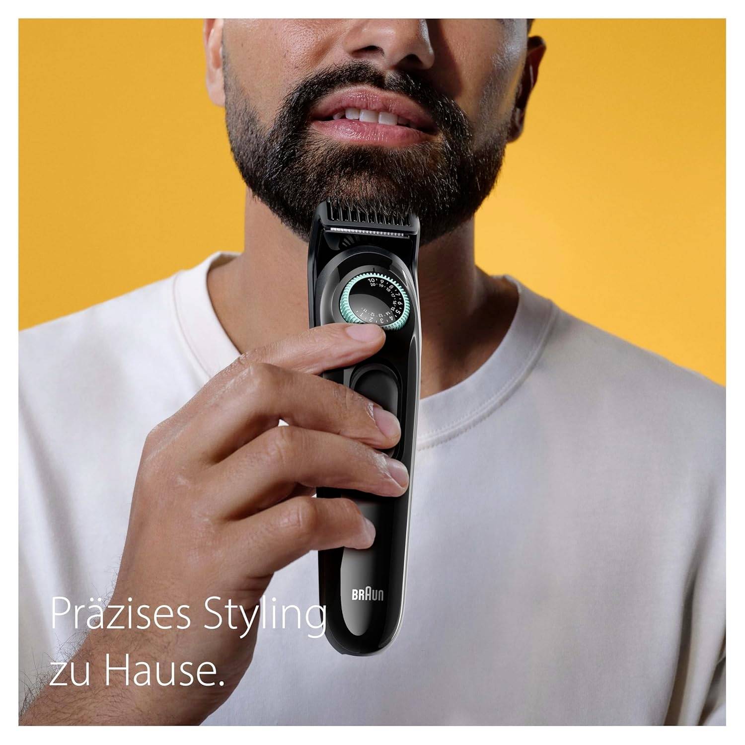 Mann mit Barttrimmer im Gesicht, Hintergrund in Orange, Text 'Präzises Styling zu Hause'.
