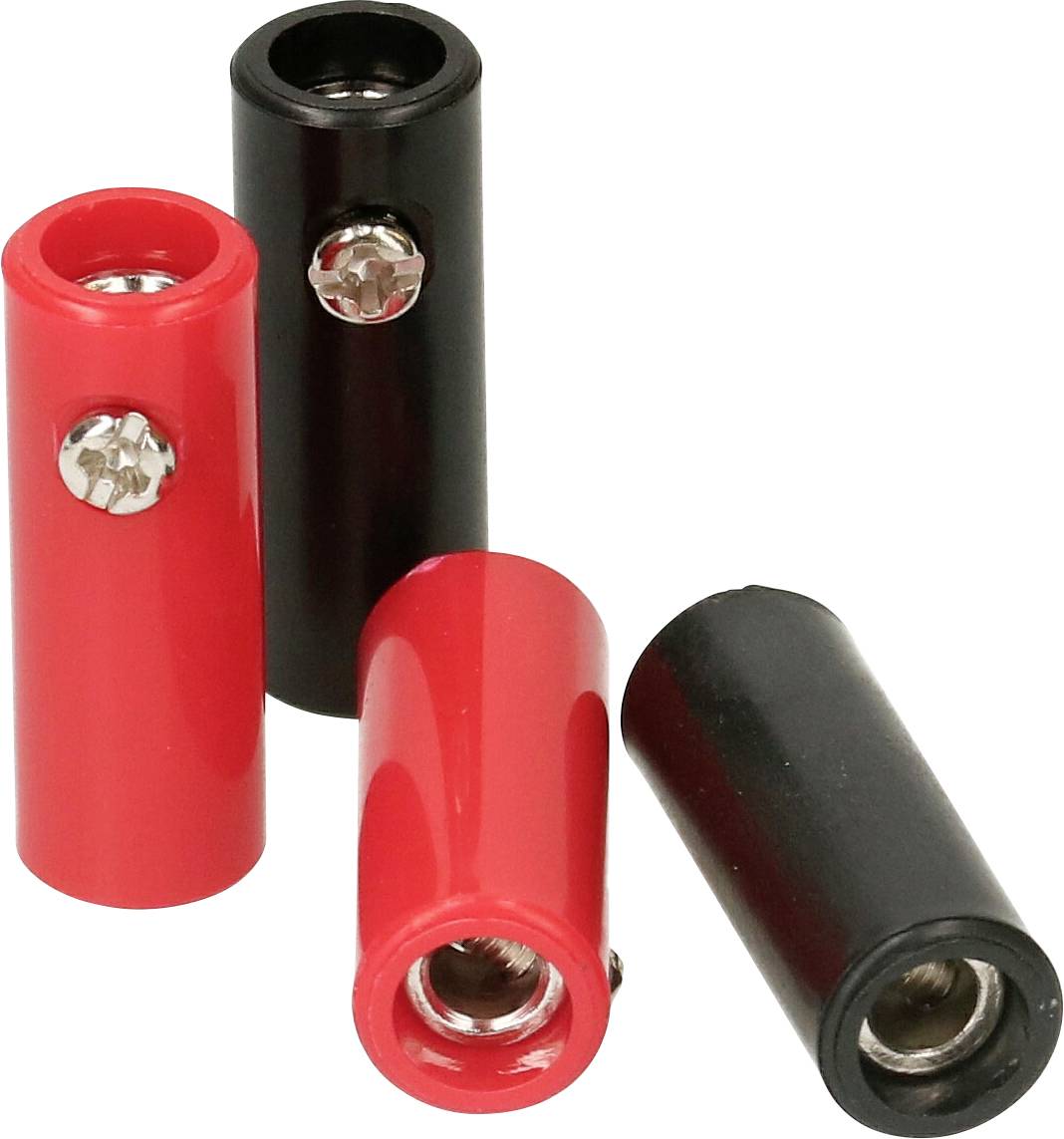 Zwei rote und zwei schwarze Bananenstecker stehen lose nebeneinander. Sie haben jeweils eine Metallöffnung und eine Schraube an der Seite.