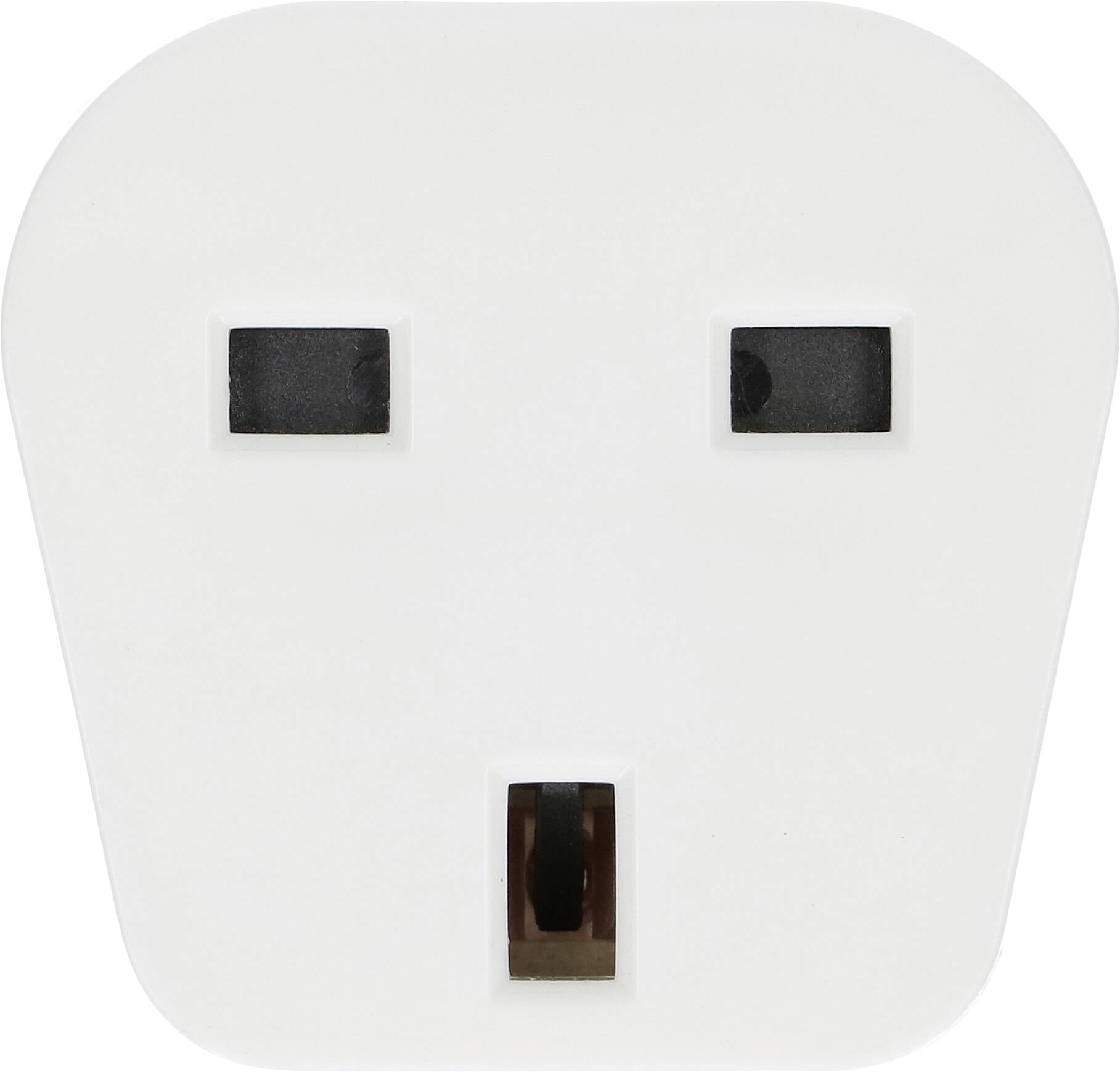 Ein weißer, dreipoliger britischer Netzsteckeradapter mit rechteckigen und flachen Buchsen für elektrische Geräte.