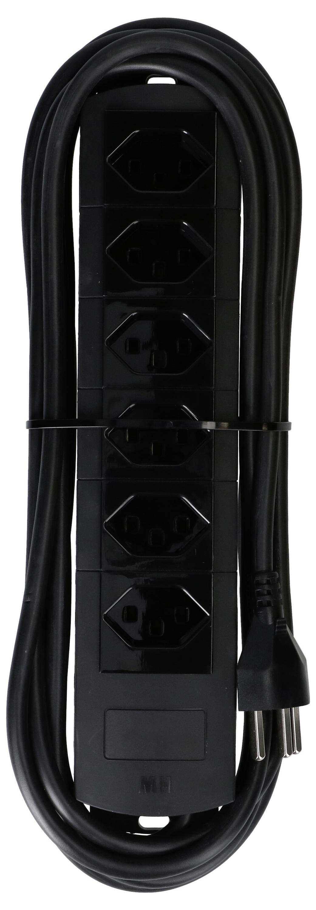 Schwarze Steckdosenleiste mit fünf Steckplätzen und langem Kabel, zum Verteilen von Strom an mehrere Geräte geeignet.