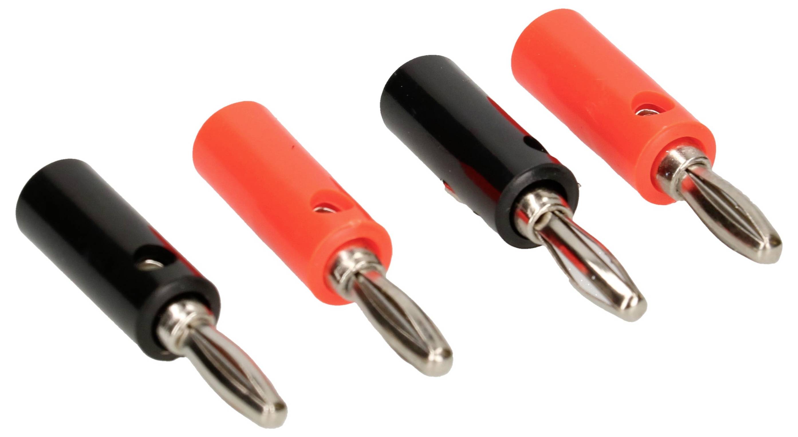 Vier Bananenstecker, zwei in Rot und zwei in Schwarz, liegen nebeneinander. Sie werden oft für elektrische Verbindungen verwendet.