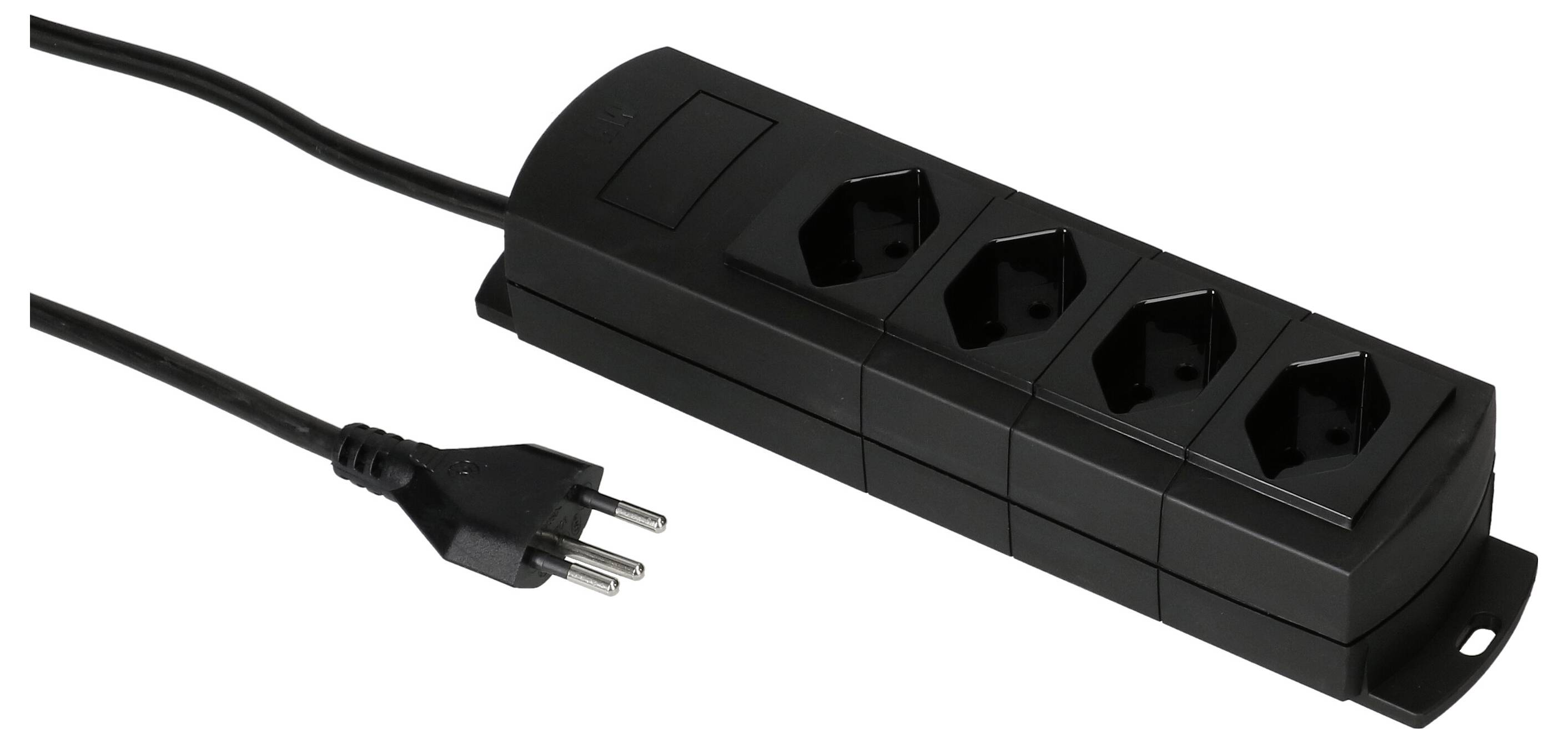 Eine schwarze Vierfach-Steckdosenleiste mit Kabel und Stecker, geeignet für den Anschluss mehrerer Geräte.