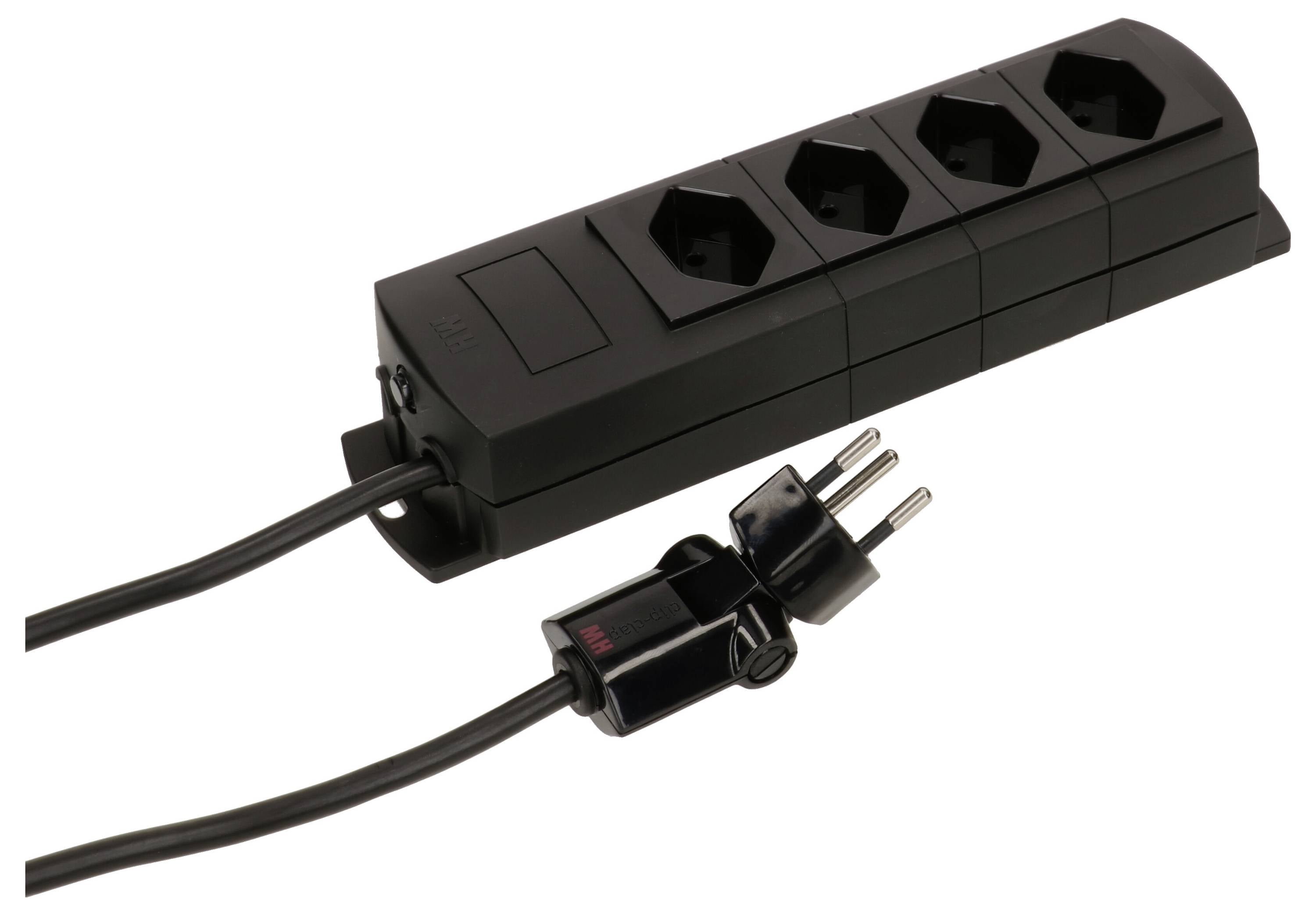 Schwarze Mehrfachsteckdose mit vier Steckplätzen und einem Eurostecker.