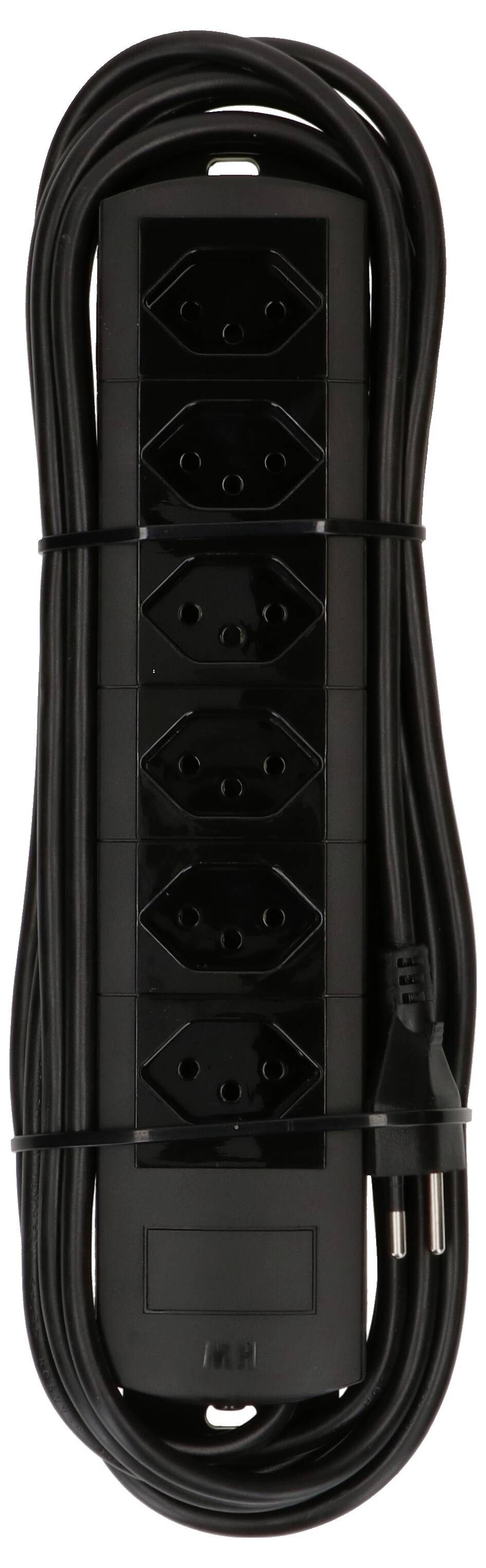 Eine schwarze Steckdosenleiste mit fünf Steckplätzen, umgeben von einem langen Stromkabel, vorbereitet für den Gebrauch.
