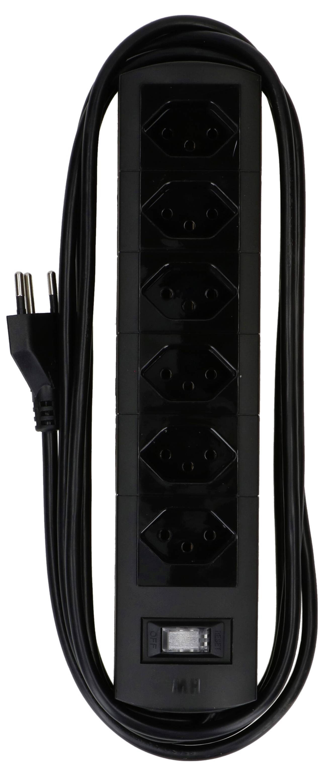 Schwarze Steckdosenleiste mit sechs Steckplätzen und einem Kabel mit Stecker, geeignet für die Stromversorgung mehrerer Geräte.
