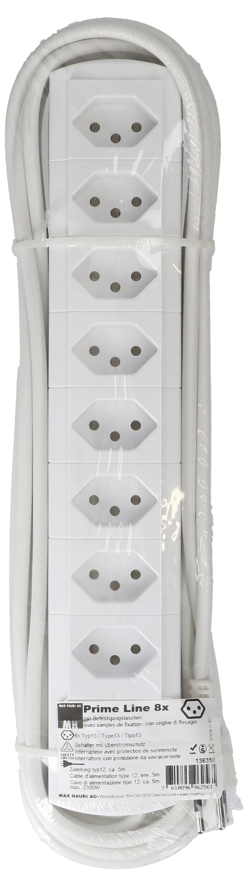 Weiße Steckdosenleiste mit acht Steckplätzen, verpackt in einer transparenten Plastikfolie. Kabel ist zusammengebunden.