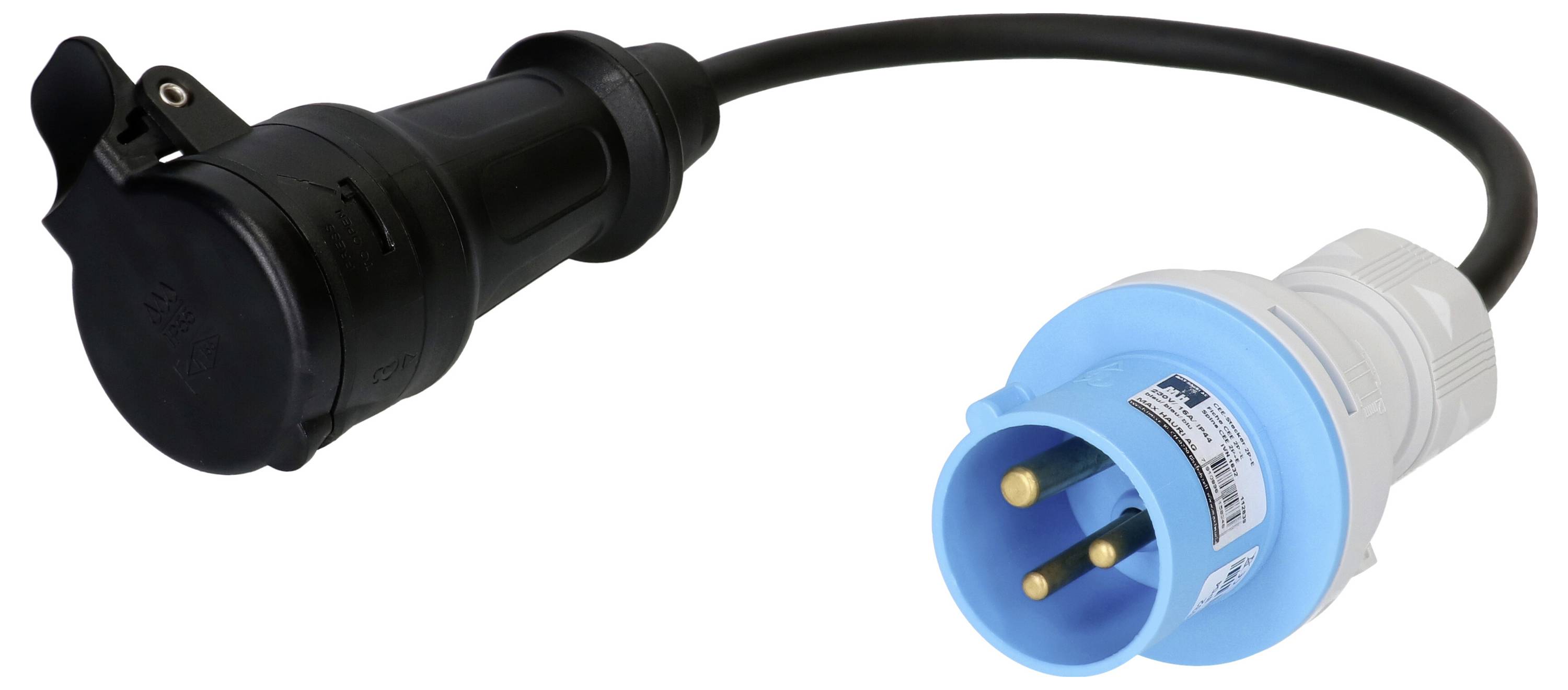 Ein schwarzer CEE-Stecker mit Schutzkappe und ein blauer CEE-Stecker verbunden durch ein dickes Kabel, auf weißem Hintergrund.