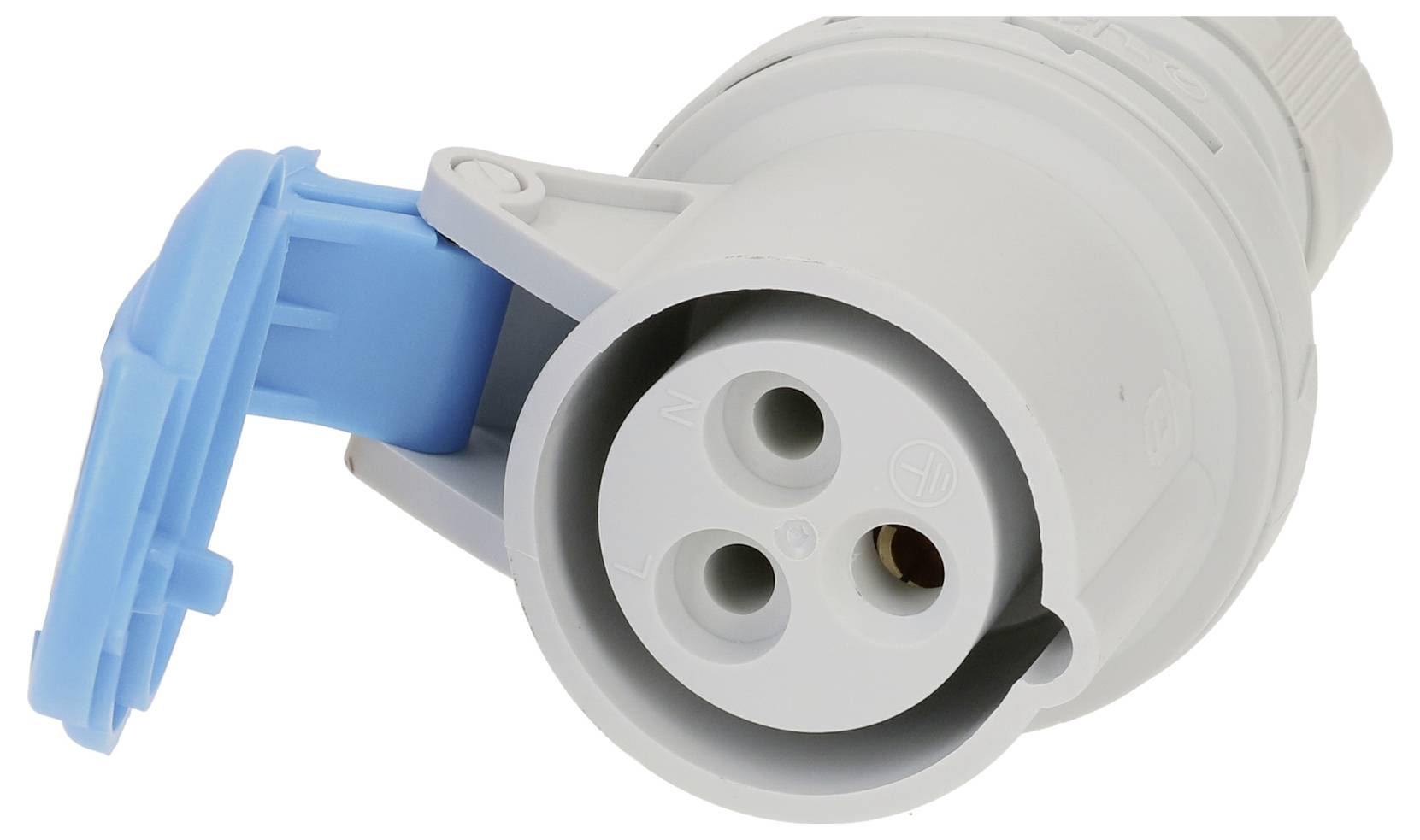 Ein grauer CEE-Drehstromstecker mit blauem Deckel, geeignet für industrielle Anwendungen, wird in der Nahaufnahme gezeigt.