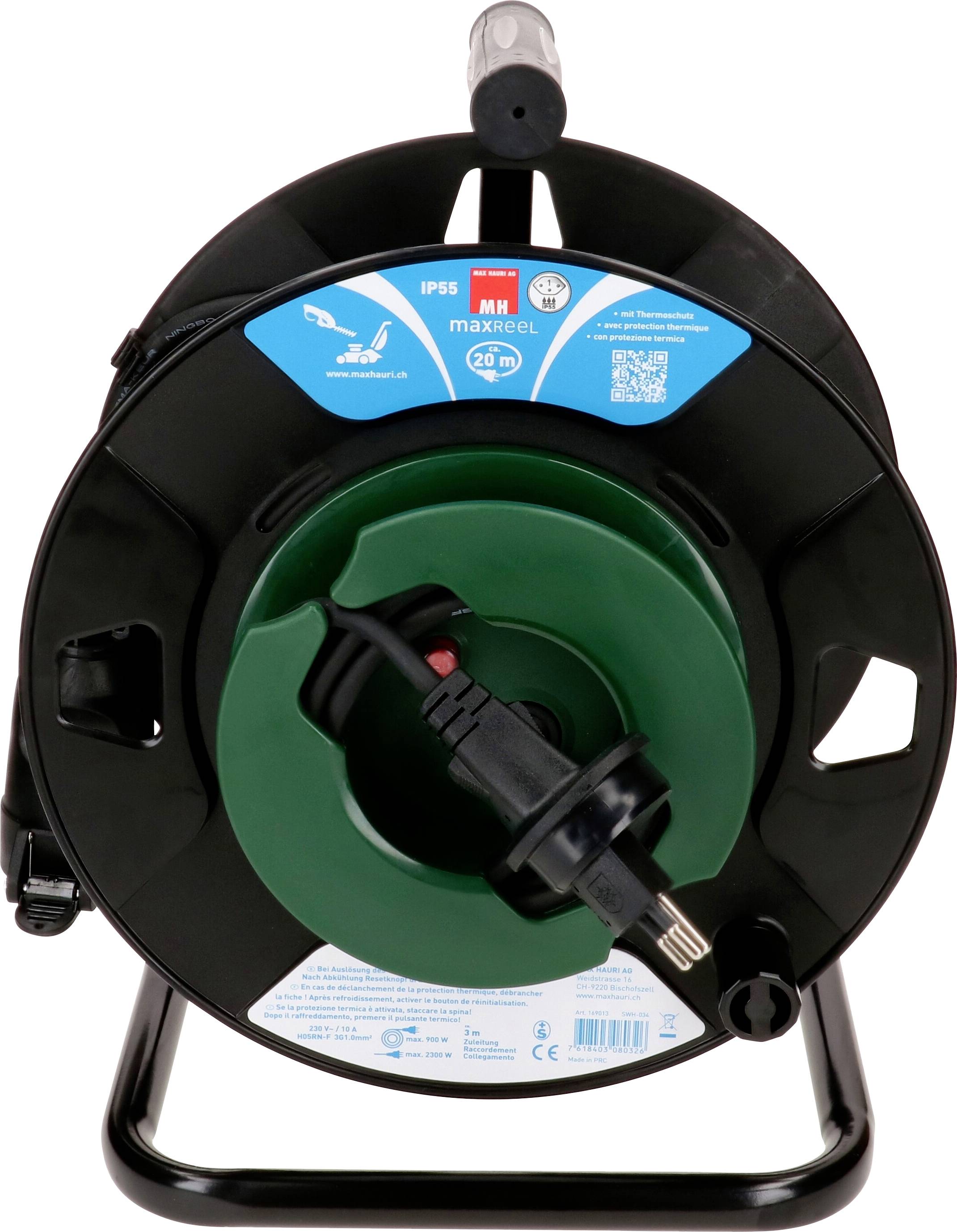 Eine schwarze Kabeltrommel mit grüner Mitte, darauf ein Stecker. Oben ein blaues Etikett mit technischen Angaben und Logos.