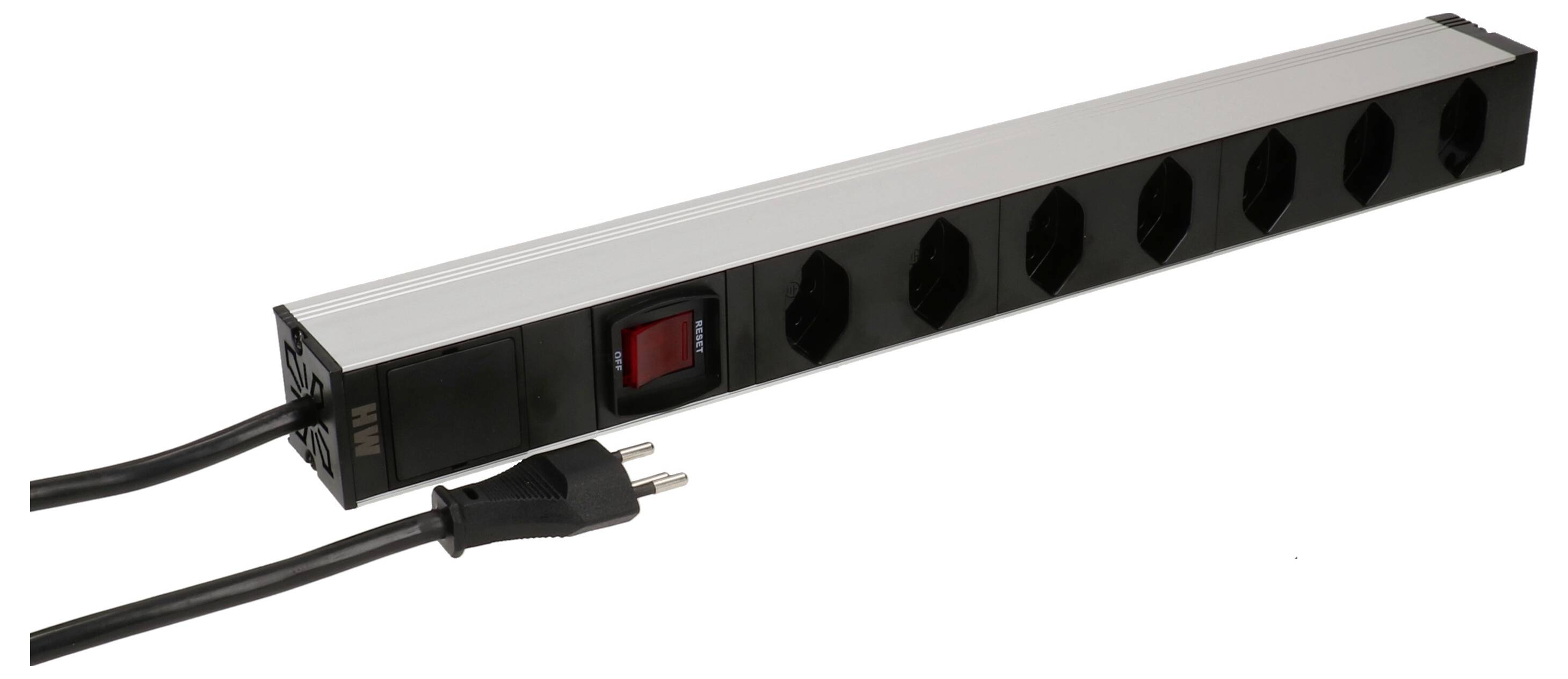 Eine schwarze Mehrfachsteckdosenleiste mit sechs Steckplätzen und einem roten Ein-/Ausschalter. Ein Netzkabel mit Stecker ist angeschlossen.