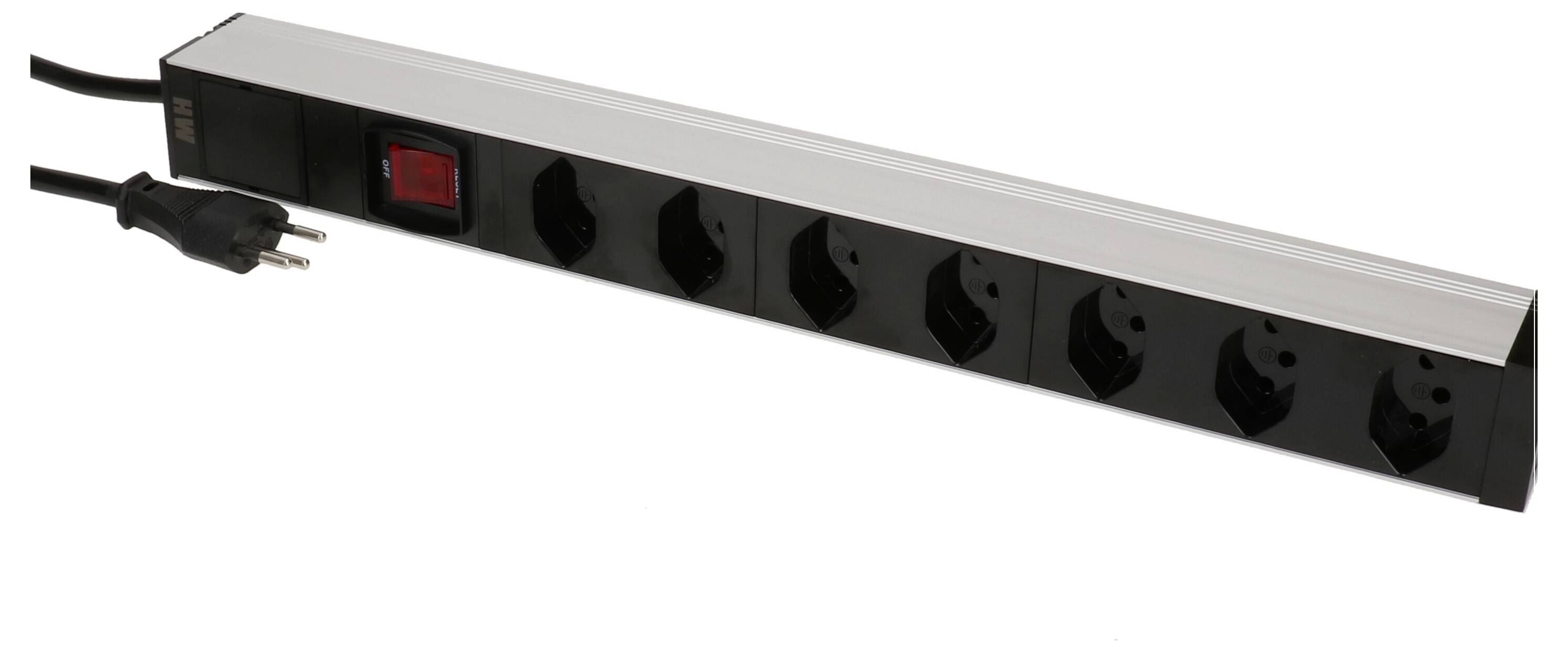Eine silberne Steckdosenleiste mit sechs schwarzen Schuko-Steckplätzen und einem roten Ein/Aus-Schalter, verbunden mit einem Netzkabel.