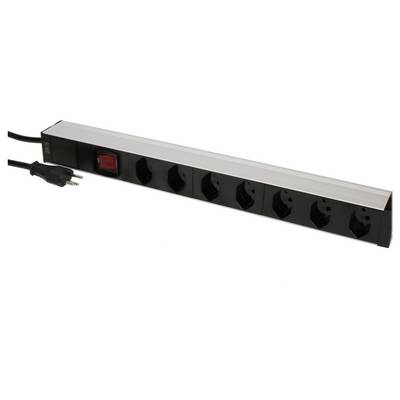 Eine silberne Steckdosenleiste mit sechs schwarzen Schuko-Steckplätzen und einem roten Ein/Aus-Schalter, verbunden mit einem Netzkabel.