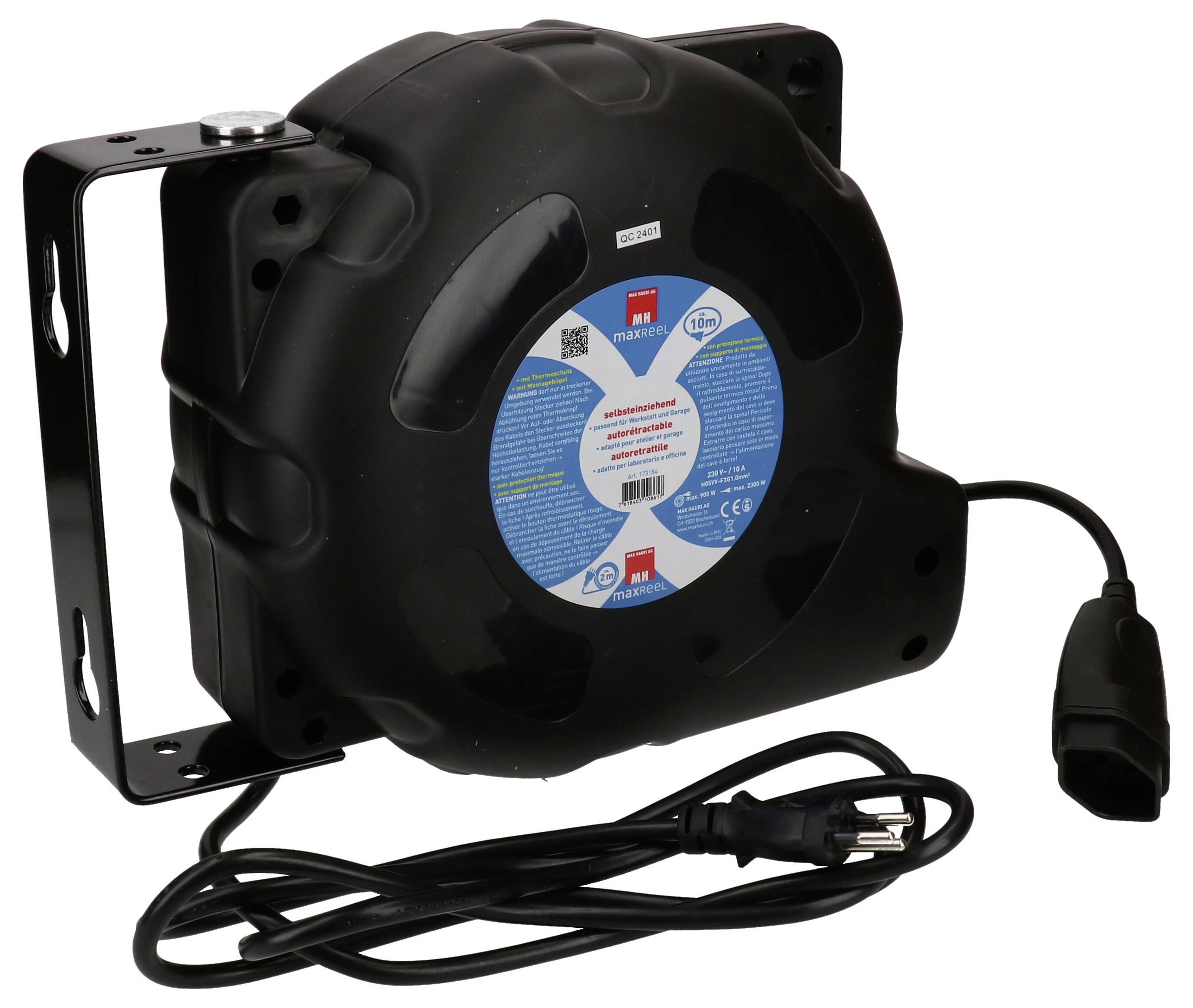 Eine schwarze, automatisch aufrollbare Kabeltrommel mit Wandhalterung und Steckerkabel für elektrische Geräte.