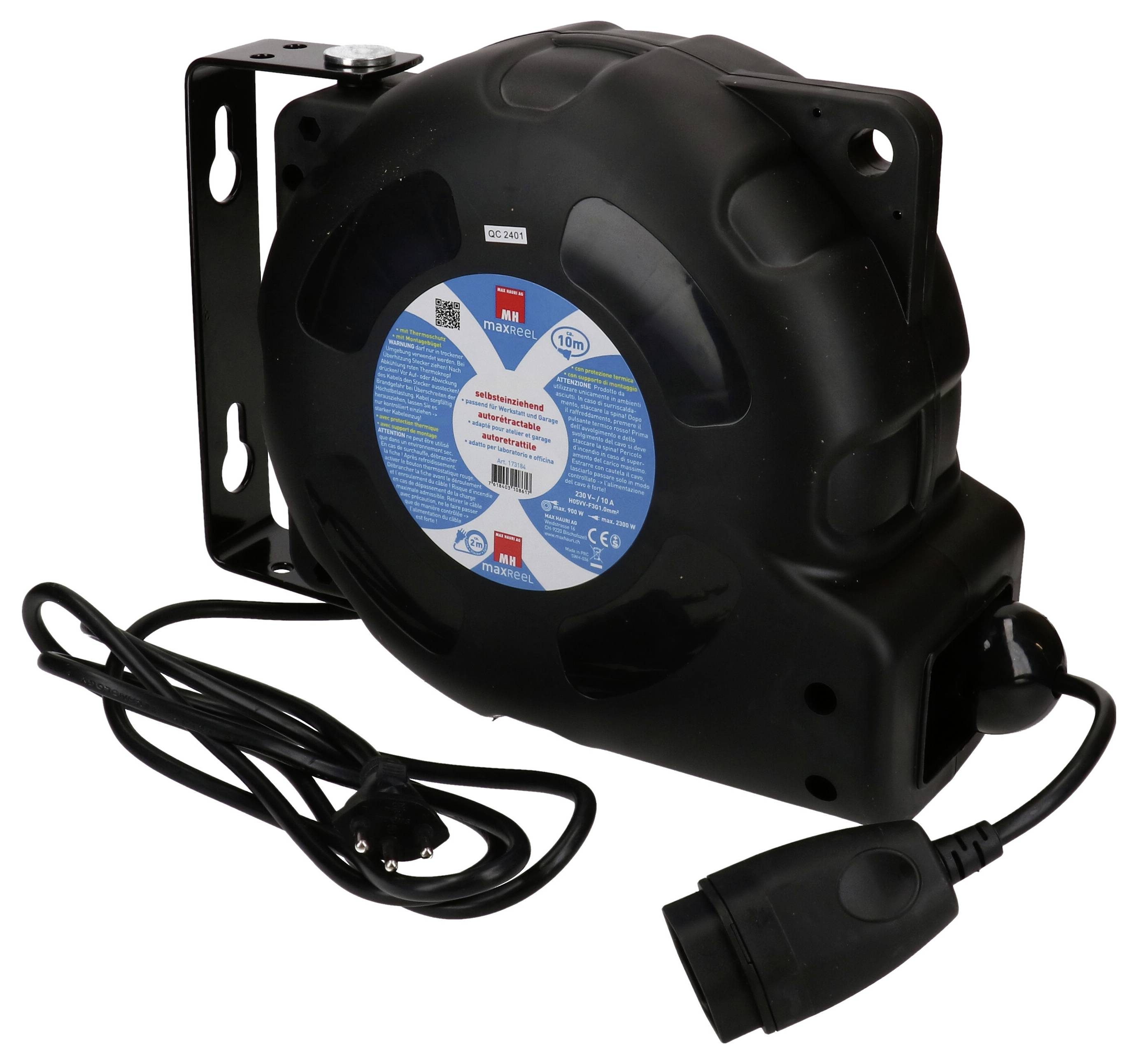 Schwarze automatische Kabeltrommel mit aufgewickeltem Kabel und Steckdose, an einer Wandhalterung befestigt, geprüft nach TÜV/GS.