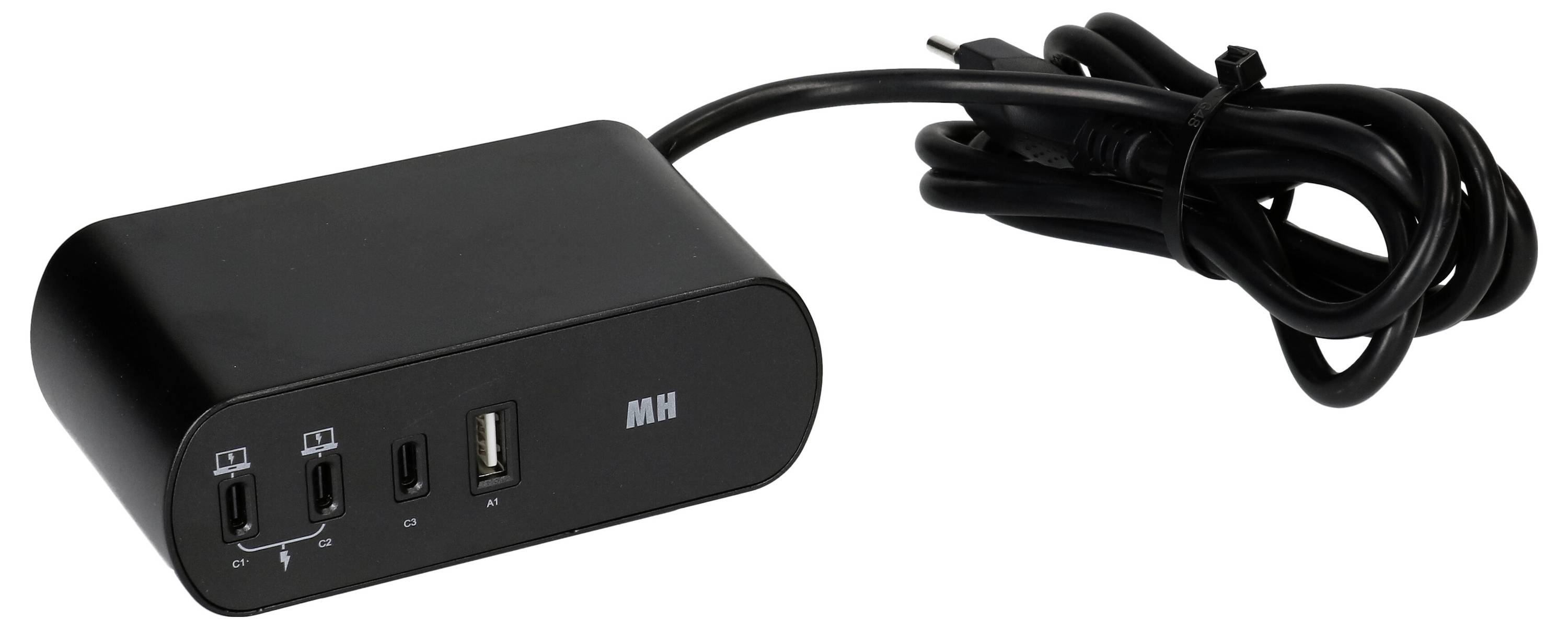Ein schwarzer USB-Hub mit drei USB-Anschlüssen und einem Netzstecker liegt auf einem weißen Hintergrund. Kabel daneben aufgewickelt.