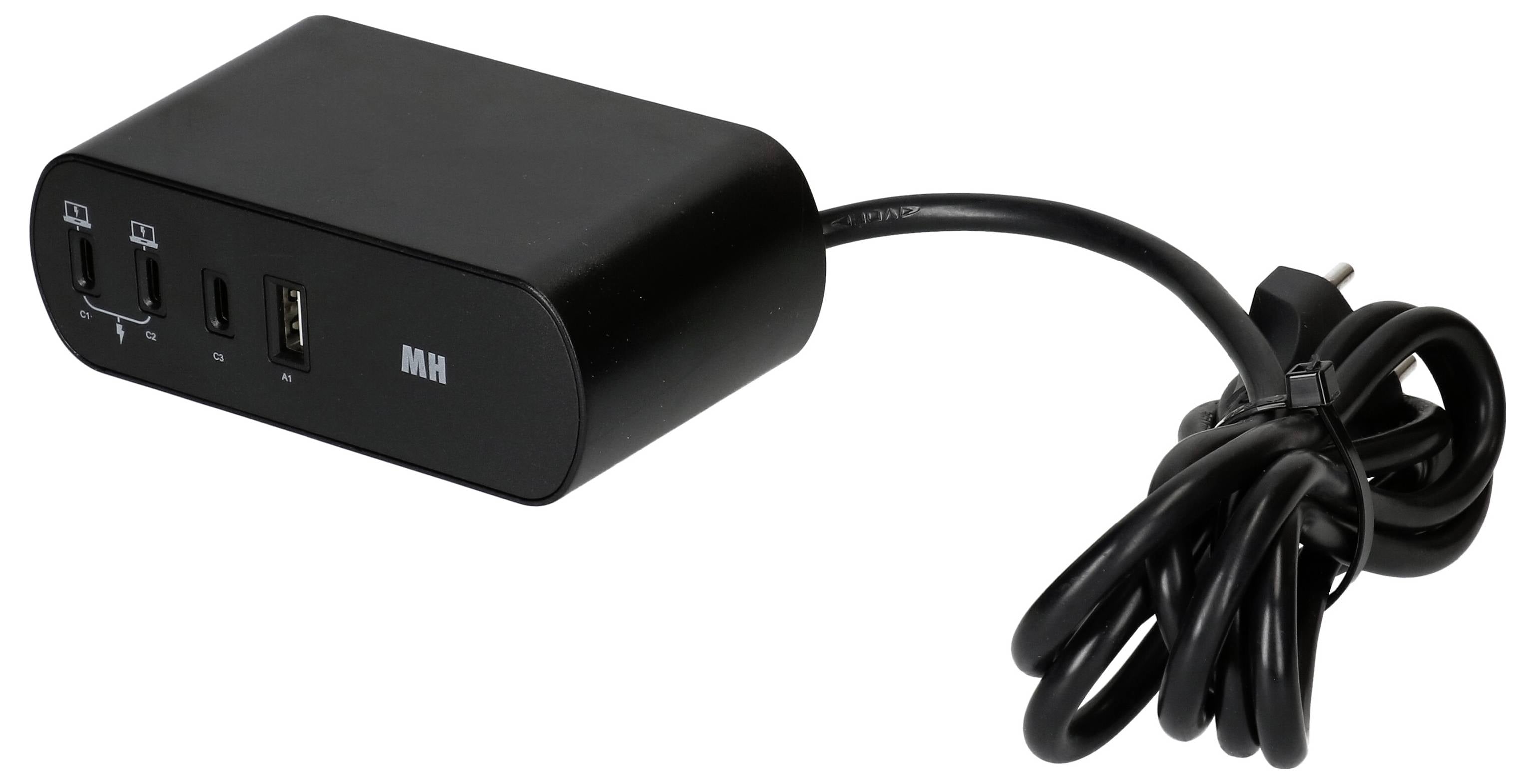 Ein schwarzes Netzteil mit einem Kabel, zwei USB-C-Anschlüssen, einem USB-A-Anschluss und der Aufschrift 'MH'.