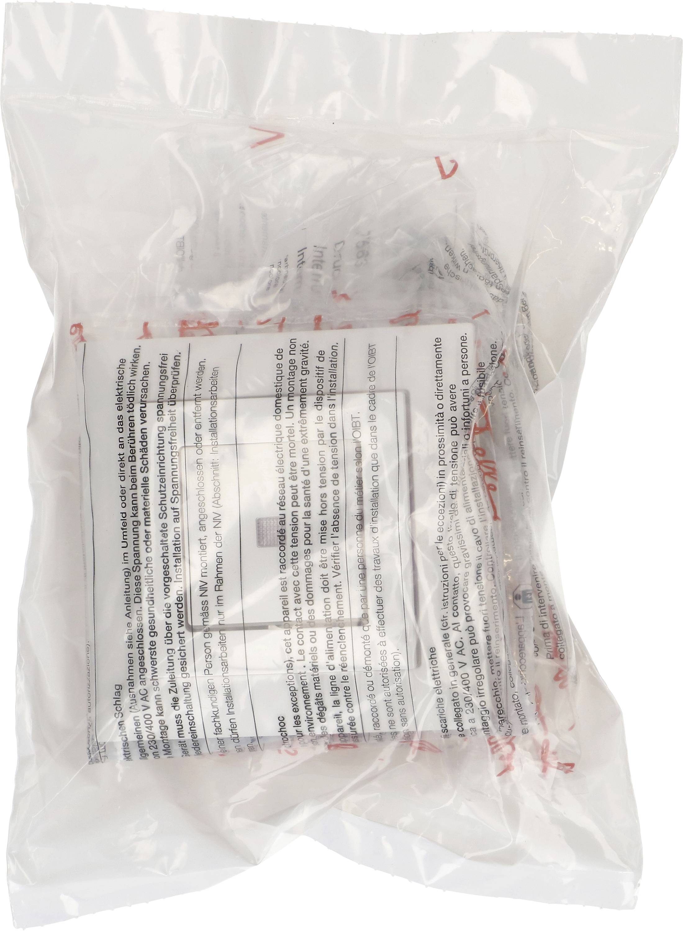 Eine verschlossene Plastiktüte, die vermutlich ein Gerät oder Zubehör mit gedruckten Anweisungen und Sicherheitsinformationen enthält.