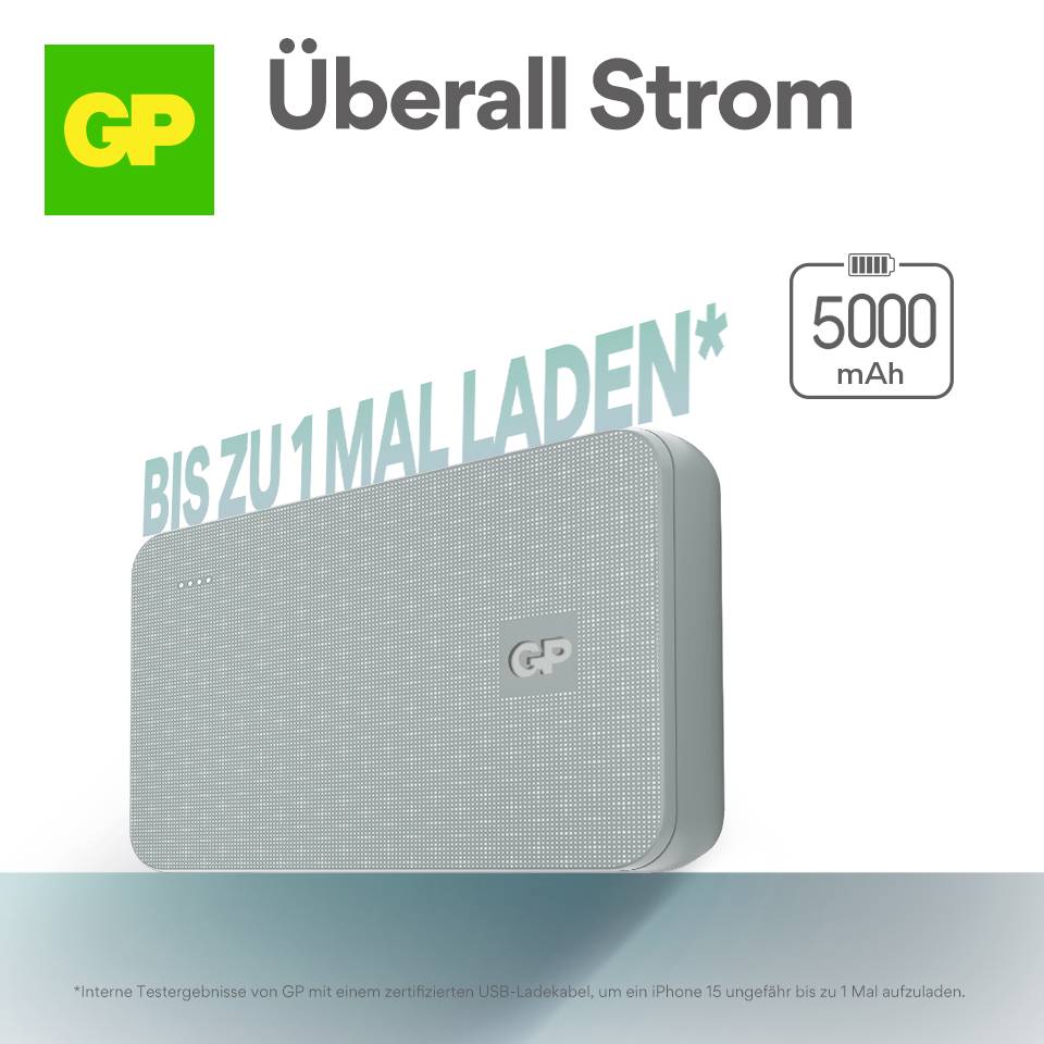 'Powerbank von GP, Aufschrift: Überall Strom. Kapazität: 5000 mAh. Aussage: Bis zu 1 Mal laden, getestet mit iPhone 15.'