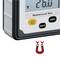 Ein digitales Neigungsmessgerät mit Anzeige '26.0', Tasten 'HOLD' und 'ZERO', gelbe Taste mit einem 'M'. Unten ist ein Magnet-Symbol.