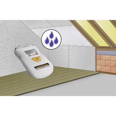 'Messgerät misst Feuchtigkeit in Wand eines Dachbodens; Display zeigt Werte. Symbol mit Wassertropfen weist auf Feuchtigkeitsmessung hin.'