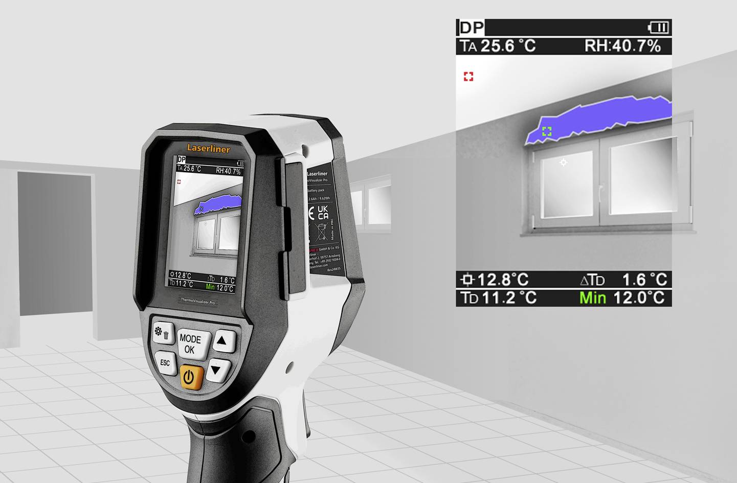 Eine Wärmebildkamera zeigt ein Fenster im Raum. Das Display zeigt Temperaturunterschiede um das Fenster an, was auf mögliche Wärmeverluste hinweist.