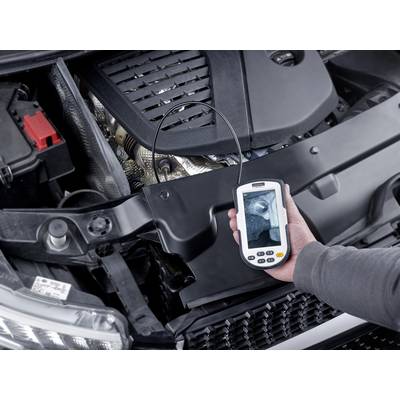 Eine Person hält ein Endoskop, das in den Motorraum eines Autos betrachtet. Das Display zeigt eine Nahansicht eines Motorbereichs.