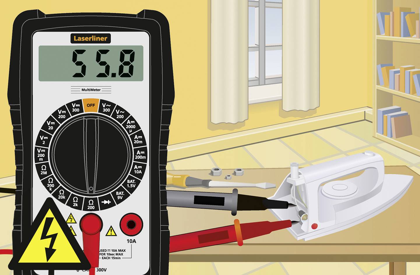 Ein Multimeter zeigt '55.8' an. Es misst die Spannung eines Bügeleisens auf einem Tisch. Im Hintergrund Bücherregal und Fenster.