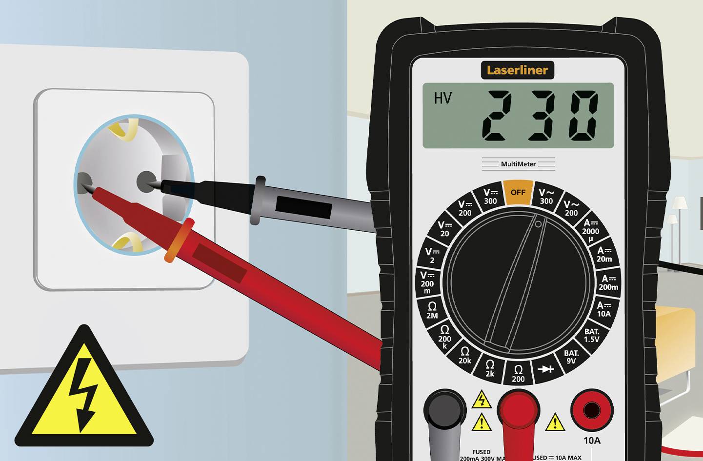 Ein Multimeter zeigt 230 Volt an, während zwei Prüfspitzen in eine Steckdose gesteckt sind. Ein Warnsymbol für Stromspannung ist sichtbar.