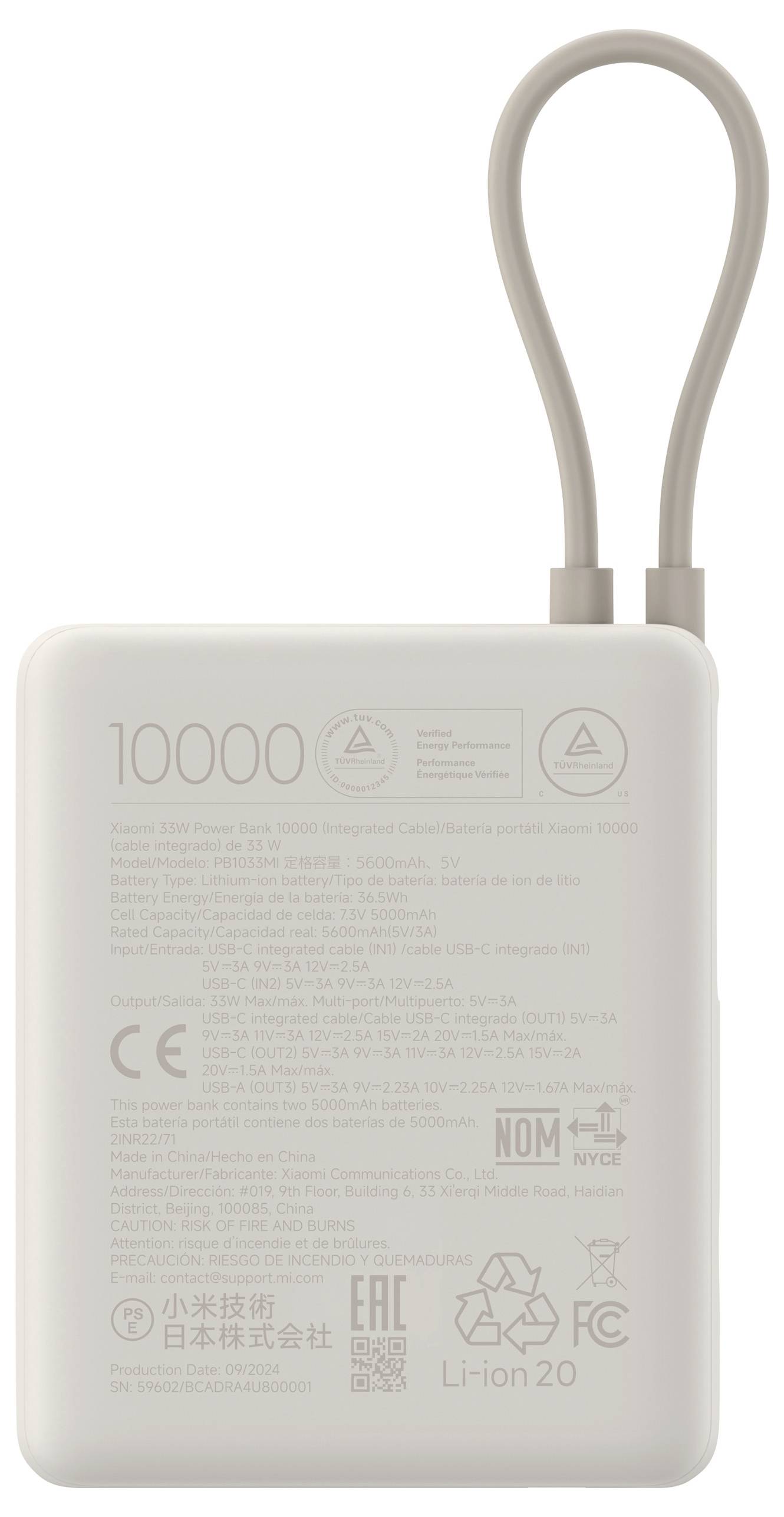 Powerbank mit 10000 mAh Kapazität, graues Gehäuse, kurzen Kabeln. Rückseitig sind technische Details und Zertifizierungen aufgedruckt.