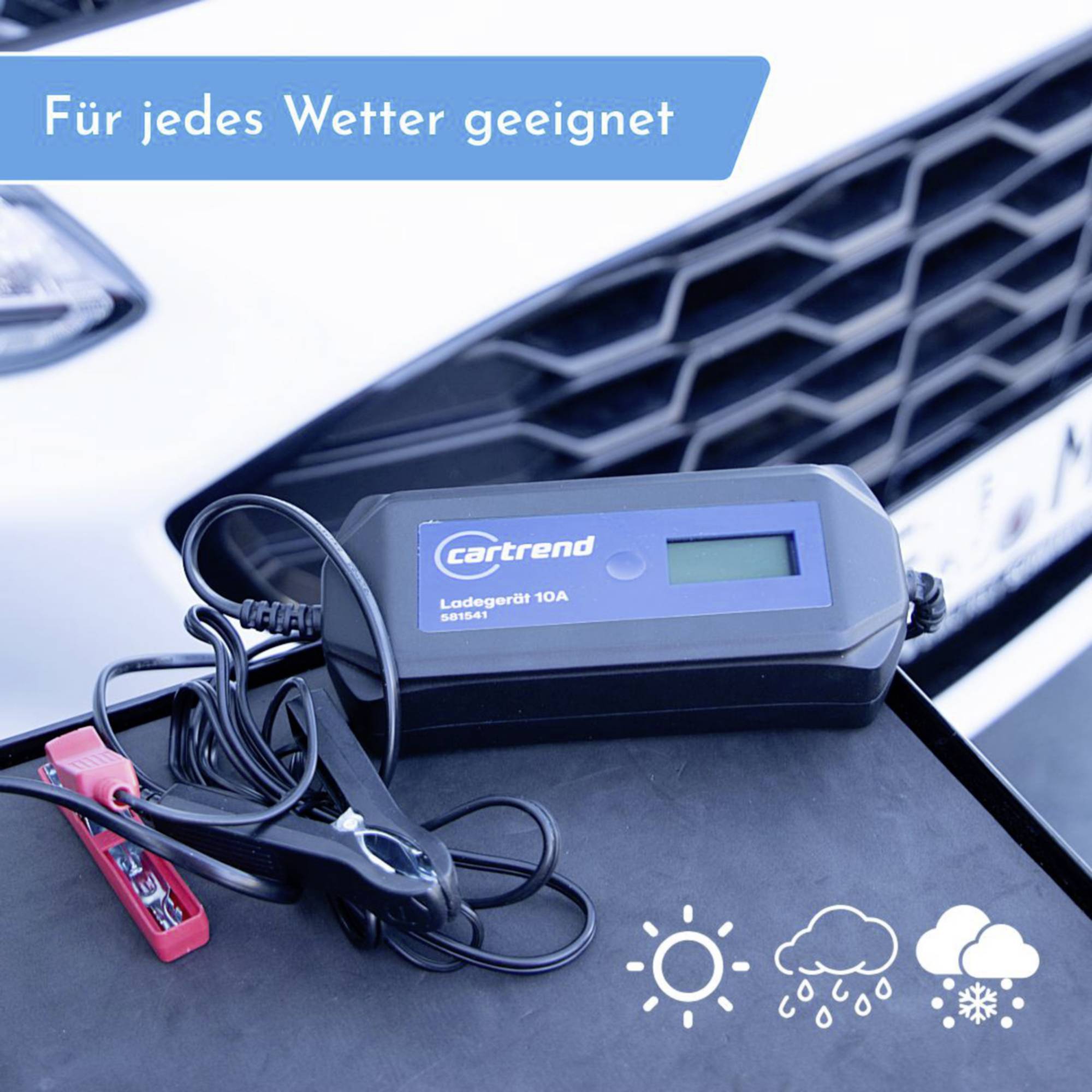 Ein Batterieladegerät liegt auf einem Auto, beschriftet mit 'Für jedes Wetter geeignet' und Wettersymbolen für Sonne, Regen und Schnee.