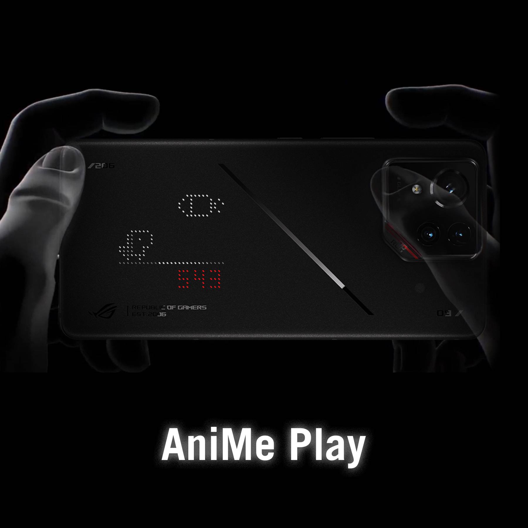 Ein Smartphone in Händen zeigt ein Display mit einem animierten Symbol und Text 'AniMe Play'. Das Gerät hat eine Kamera hinten.
