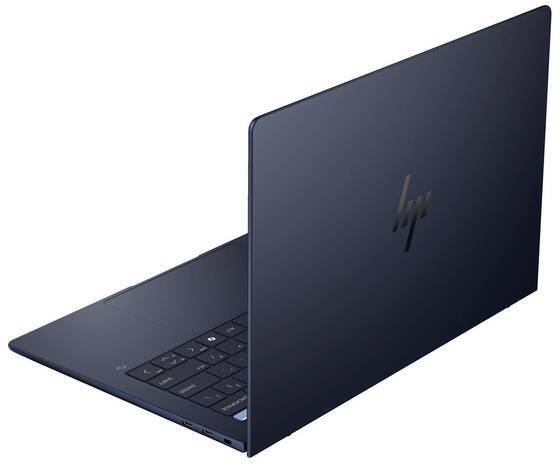 Ein geöffneter Laptop mit dunklem Gehäuse, linksseitige Tastatur sichtbar, Markenlogo auf dem Deckel.