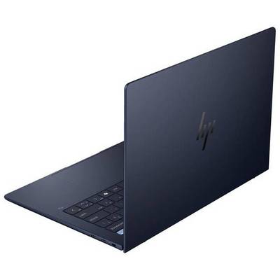 Ein geöffneter Laptop mit dunklem Gehäuse, linksseitige Tastatur sichtbar, Markenlogo auf dem Deckel.